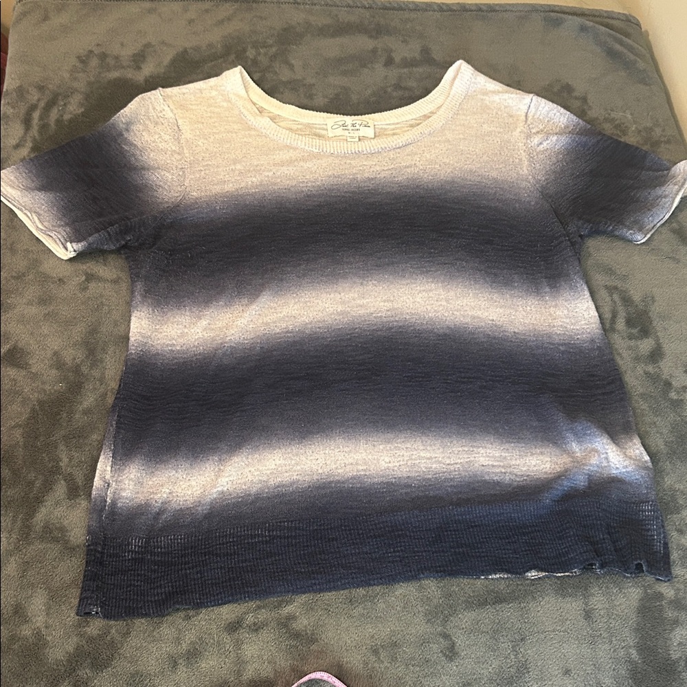 Feel The Piece Navy and White Gradient Tee‎